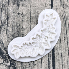 CHRISTMAS PINE CONE AND HOLY LEAF GARLAND MOULD