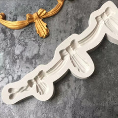 DRAPES WITH LARGE BOWS MOULD