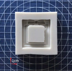MINI SQUARE FRAME WITH BOW MOULD