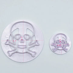 HALLOWEEN DANGER SYMBOL PLASTIC CUTTER SET 2 PCS