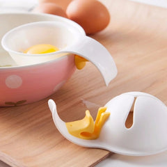 EGG SEPARATOR WITH HOLDING PEG