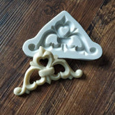 SINGLE HEART CENTER SCROLL BORDER MOULD
