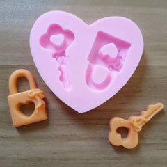 MINI LOCK AND KEY WITH LOVE HEARTS MOULD